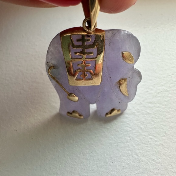 14K Yellow Gold and Lavender Jade Elephant Pendant - Picture 6 of 6